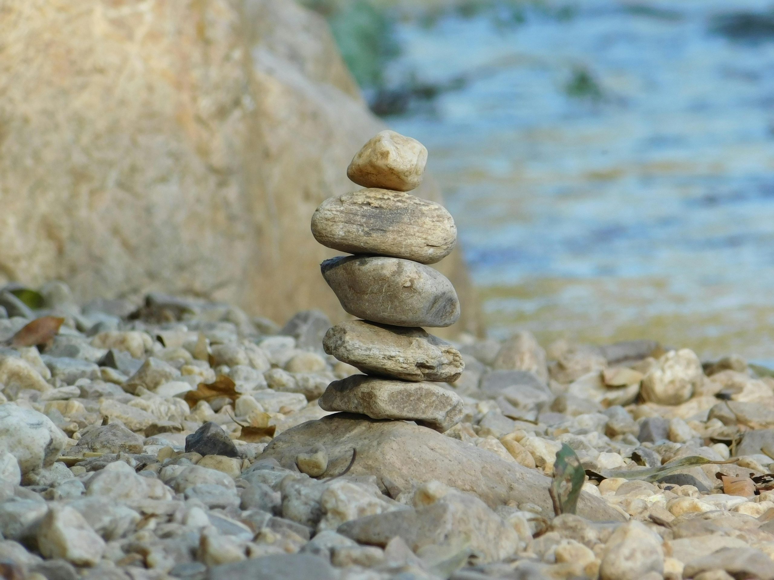 Pierres empilées zen que signifient