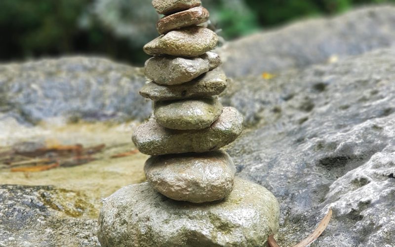 Que signifient vraiment les pierres empilées zen ?