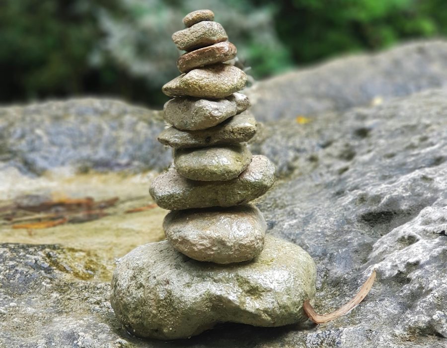 Que signifient vraiment les pierres empilées zen ?