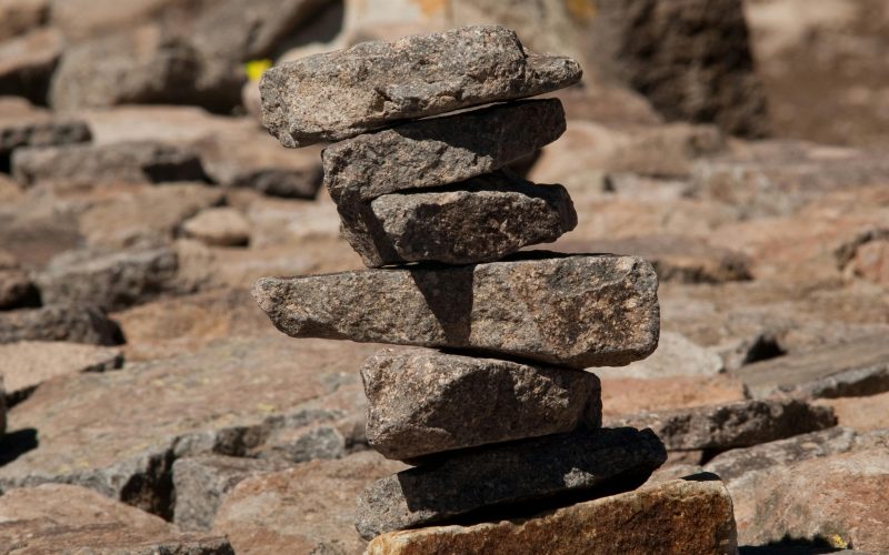 Qu&rsquo;est-ce qu&rsquo;un cairn symbolique et à quoi ça sert vraiment ?