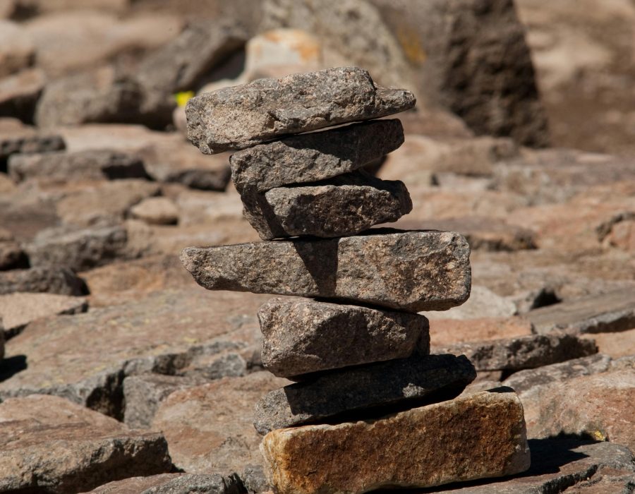 Qu&rsquo;est-ce qu&rsquo;un cairn symbolique et à quoi ça sert vraiment ?