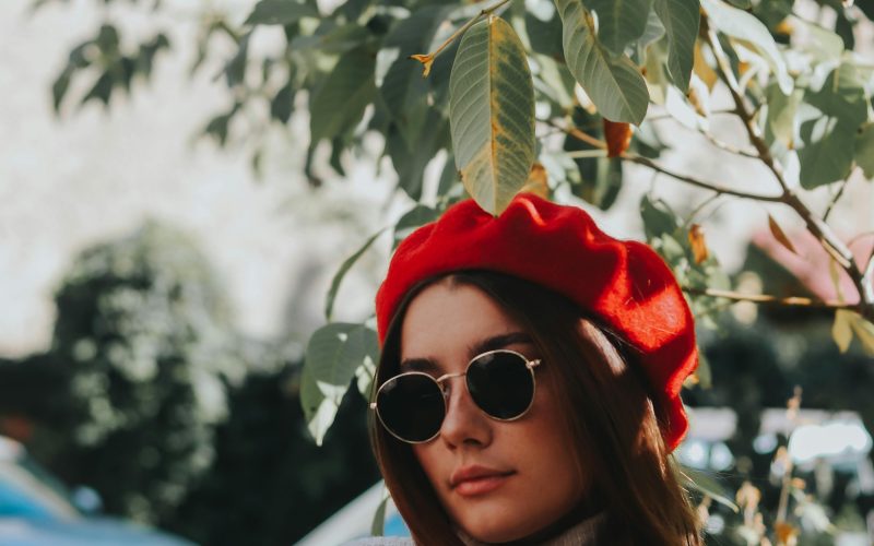 Comment bien mettre un béret femme ?