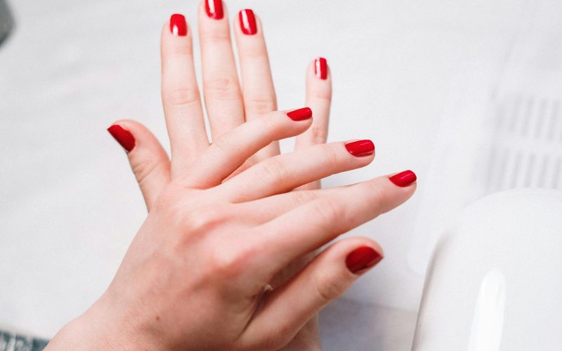 Pourquoi ton doigt gratte après vernis semi-permanent ?