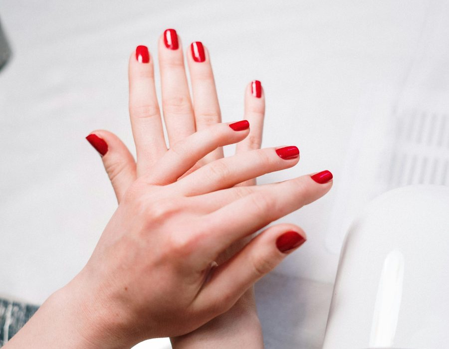 Pourquoi ton doigt gratte après vernis semi-permanent ?