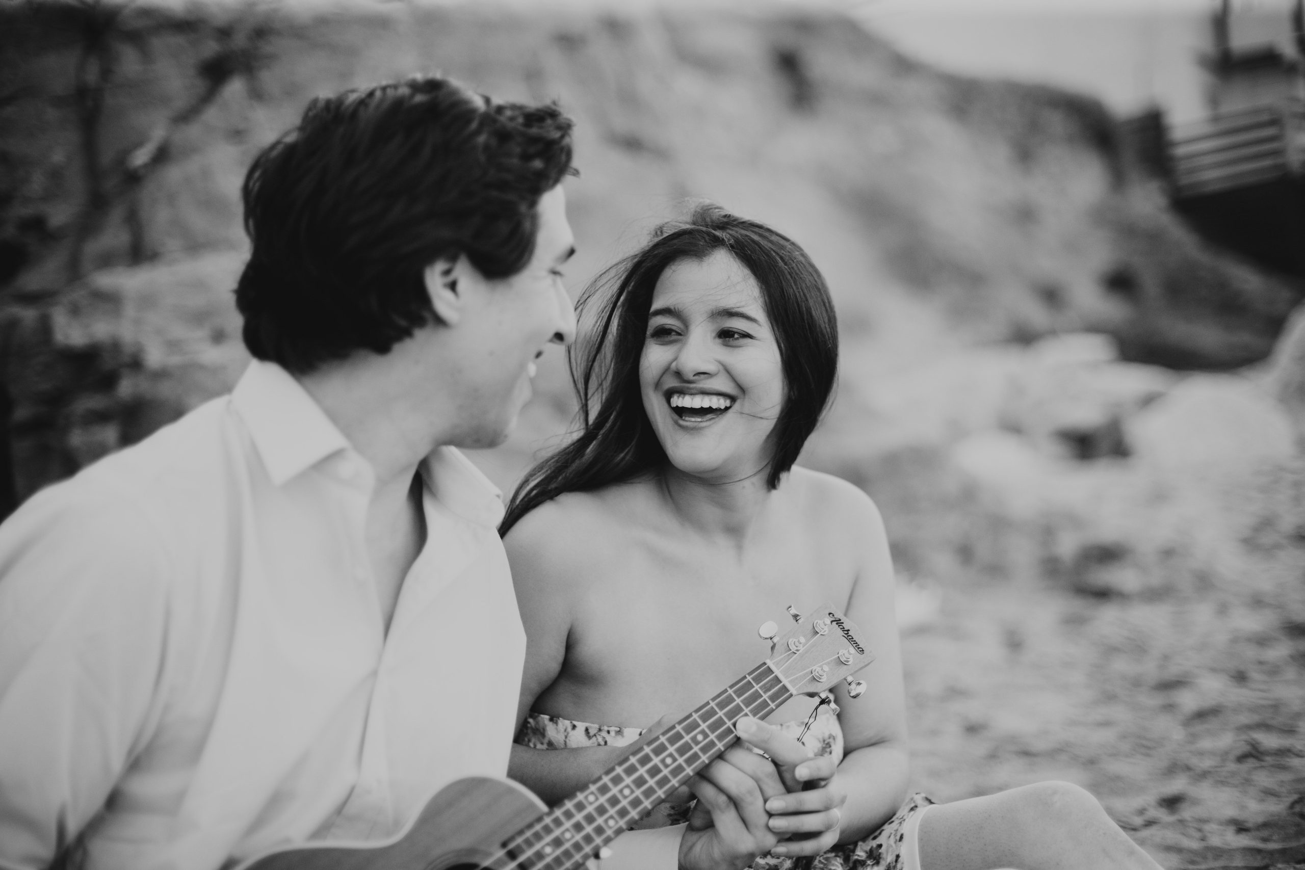 Couple jouant à la plage