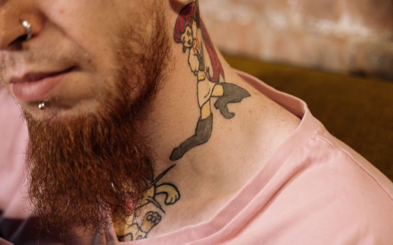 Trou d&rsquo;oreille agrandi : comment le traiter sans chirurgie ?