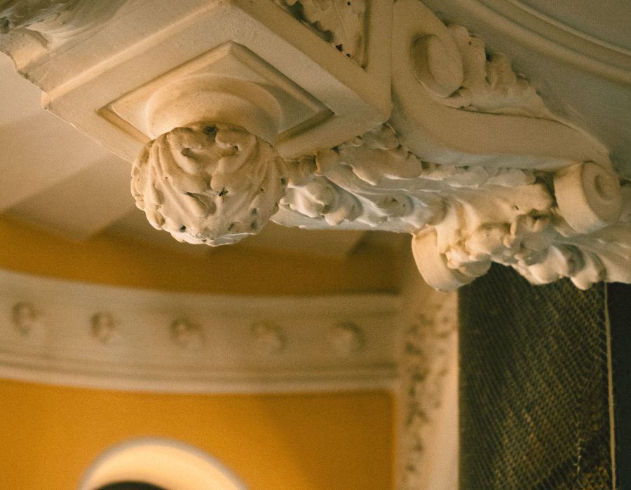 Restaurer une moulure de plafond haussmannien : combien ça coûte ?
