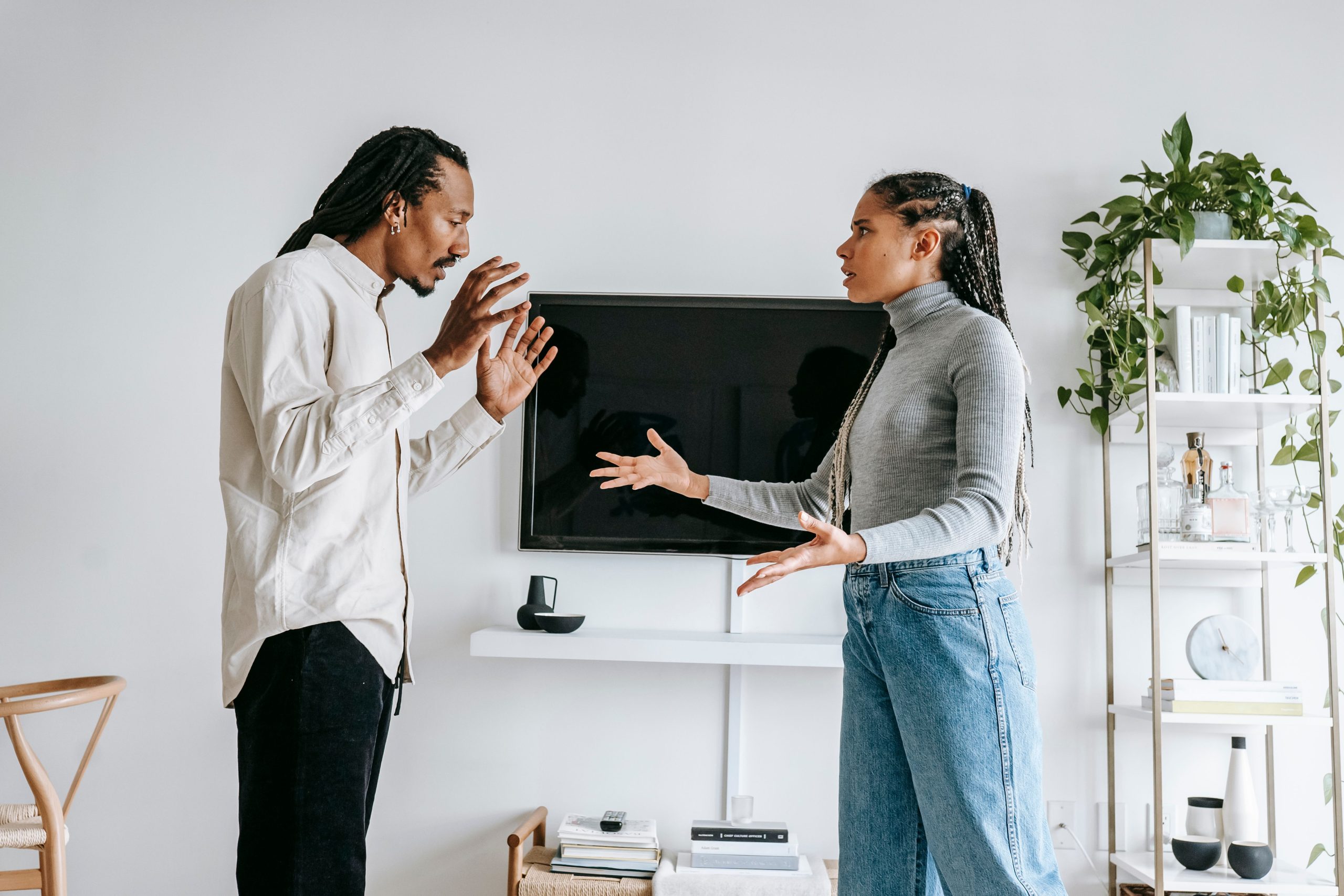 Femme et mari argumentent dans salon moderne