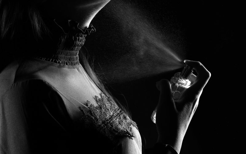 Quel parfum longue tenue femme tient vraiment toute la journée ?