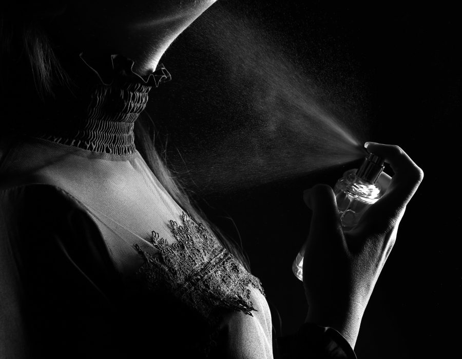 Quel parfum longue tenue femme tient vraiment toute la journée ?