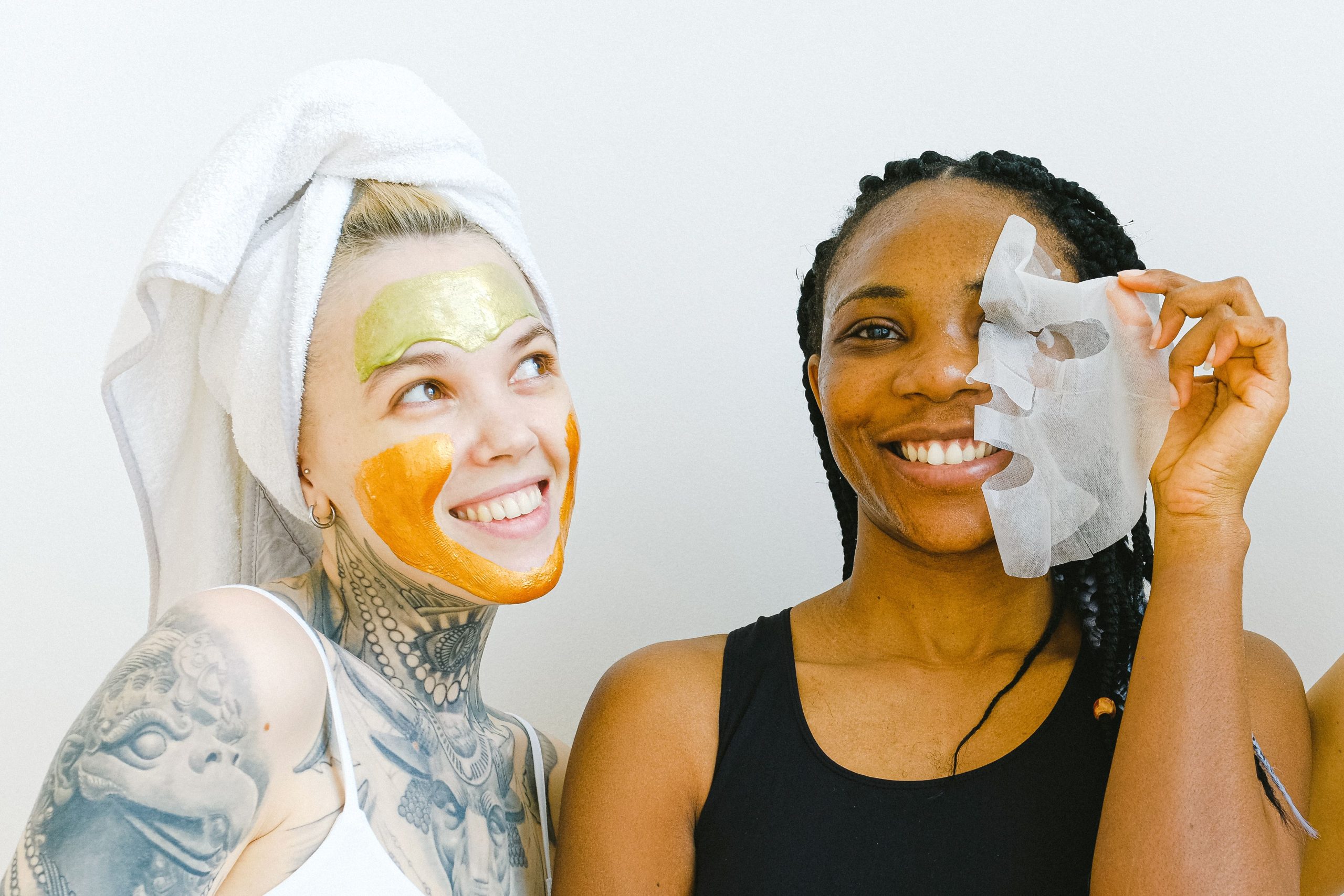 Deux femmes partageant un moment de soins du visage