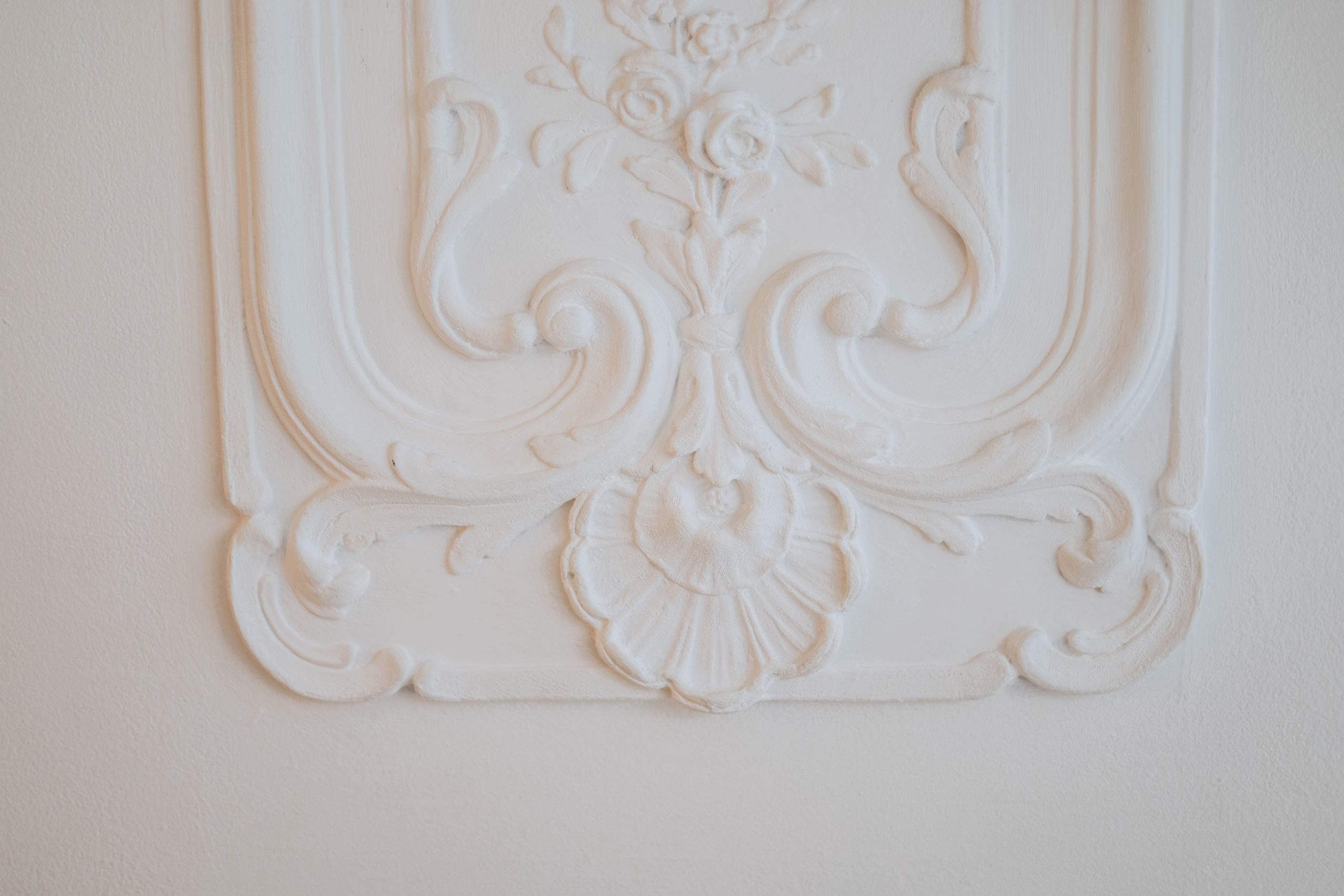 Détail plâtre blanc moulure mur haussmannien