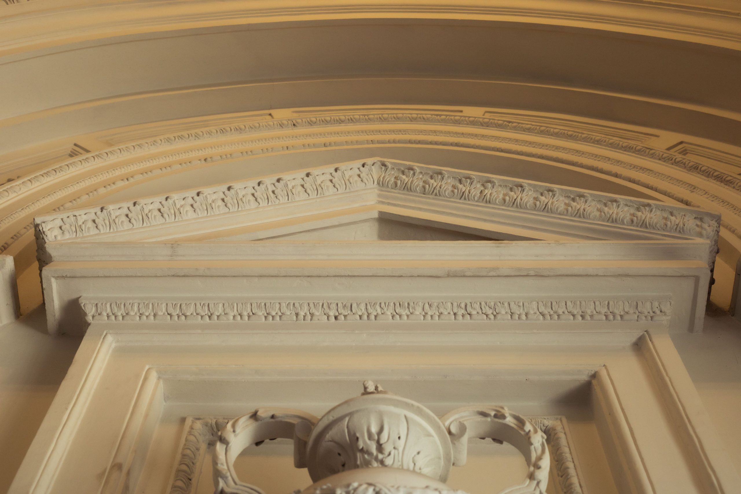 Moulure architecturale ornée intérieur haussmannien