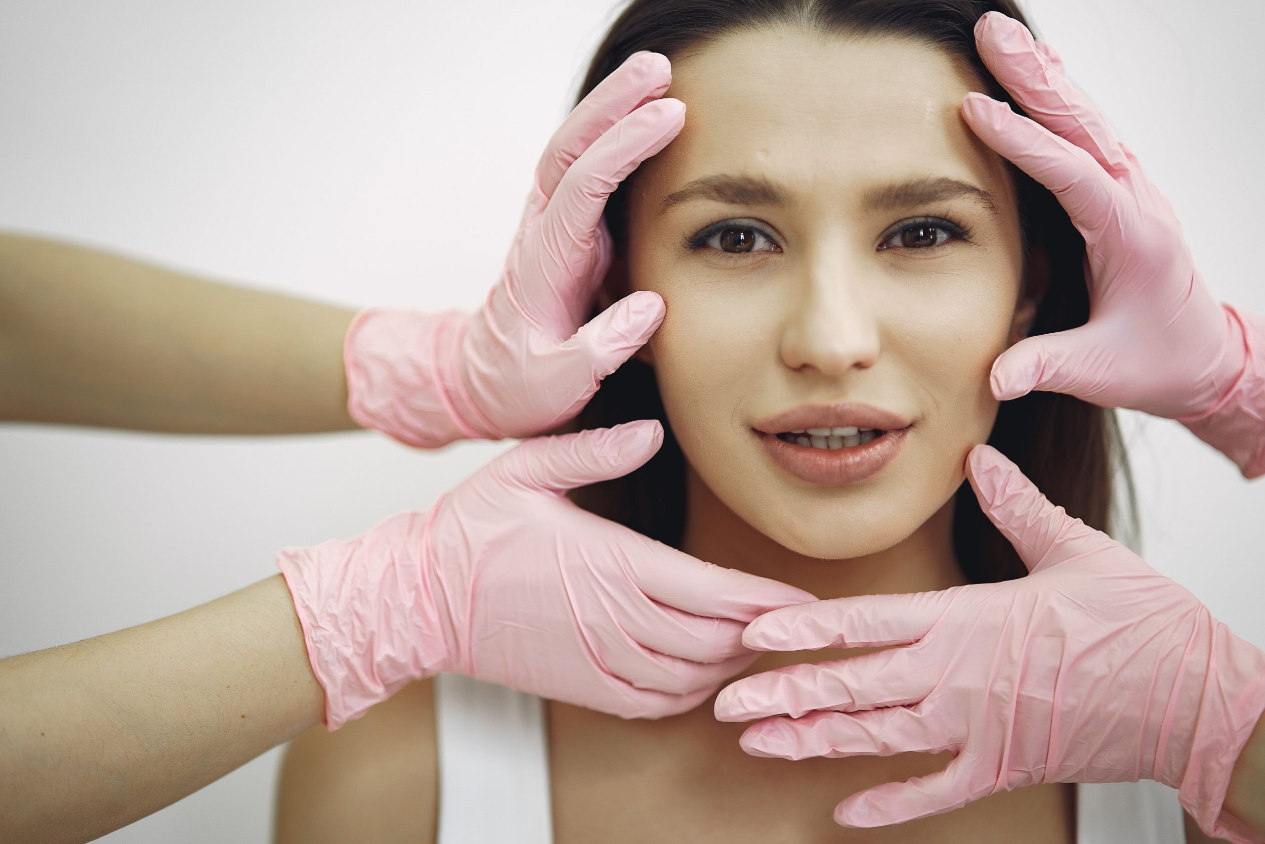 Traitement facial professionnel mains gantees