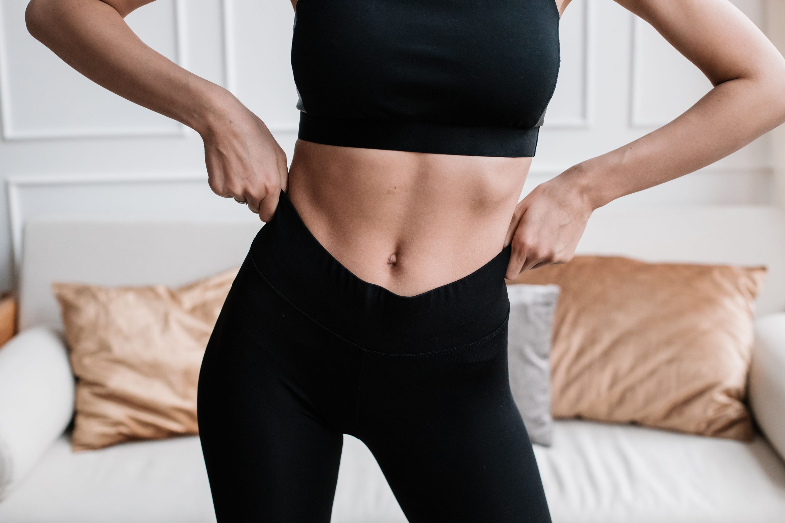Femme en tenue de sport ajustant son pantalon