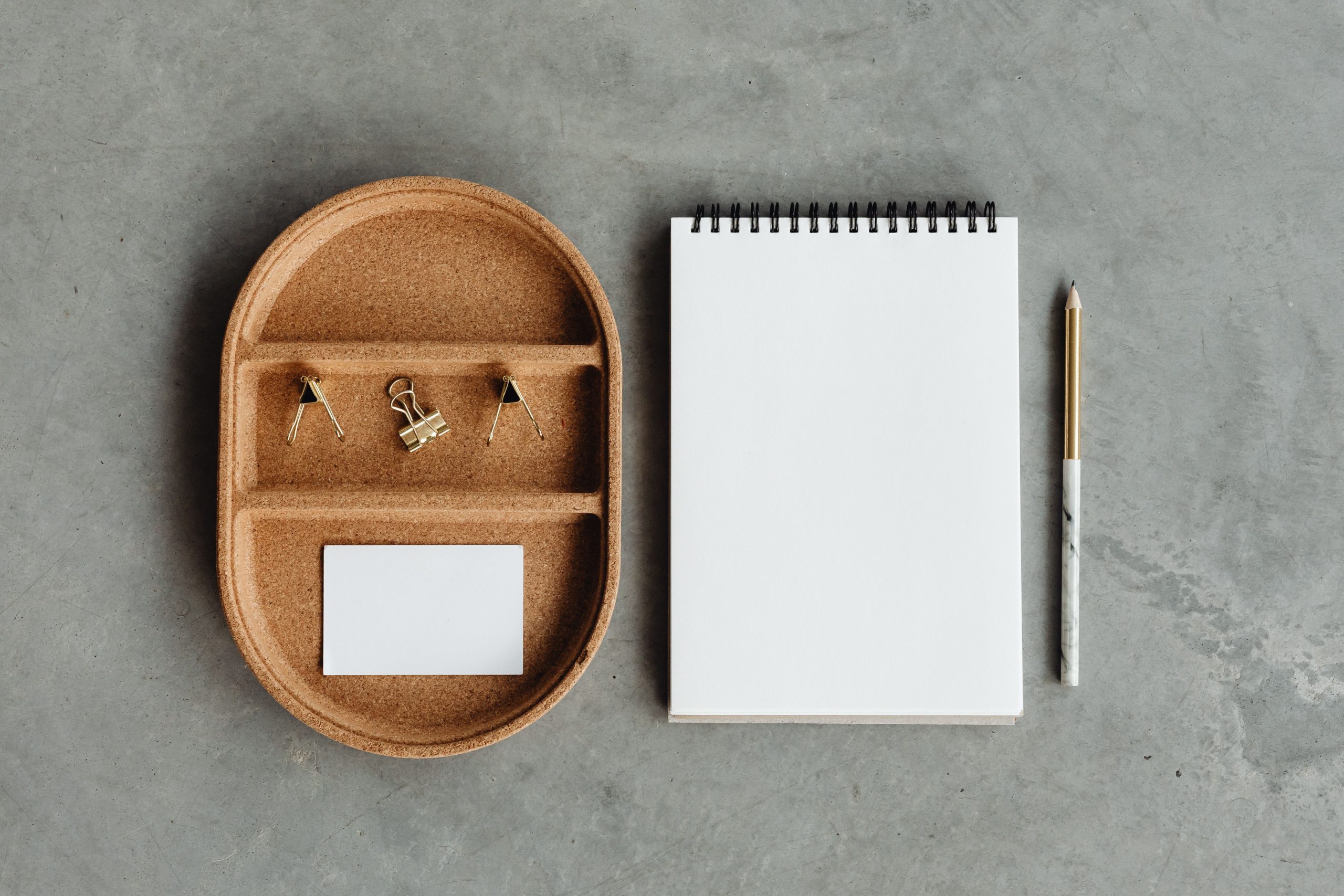Bureau minimaliste avec carnet spirale et accessoires