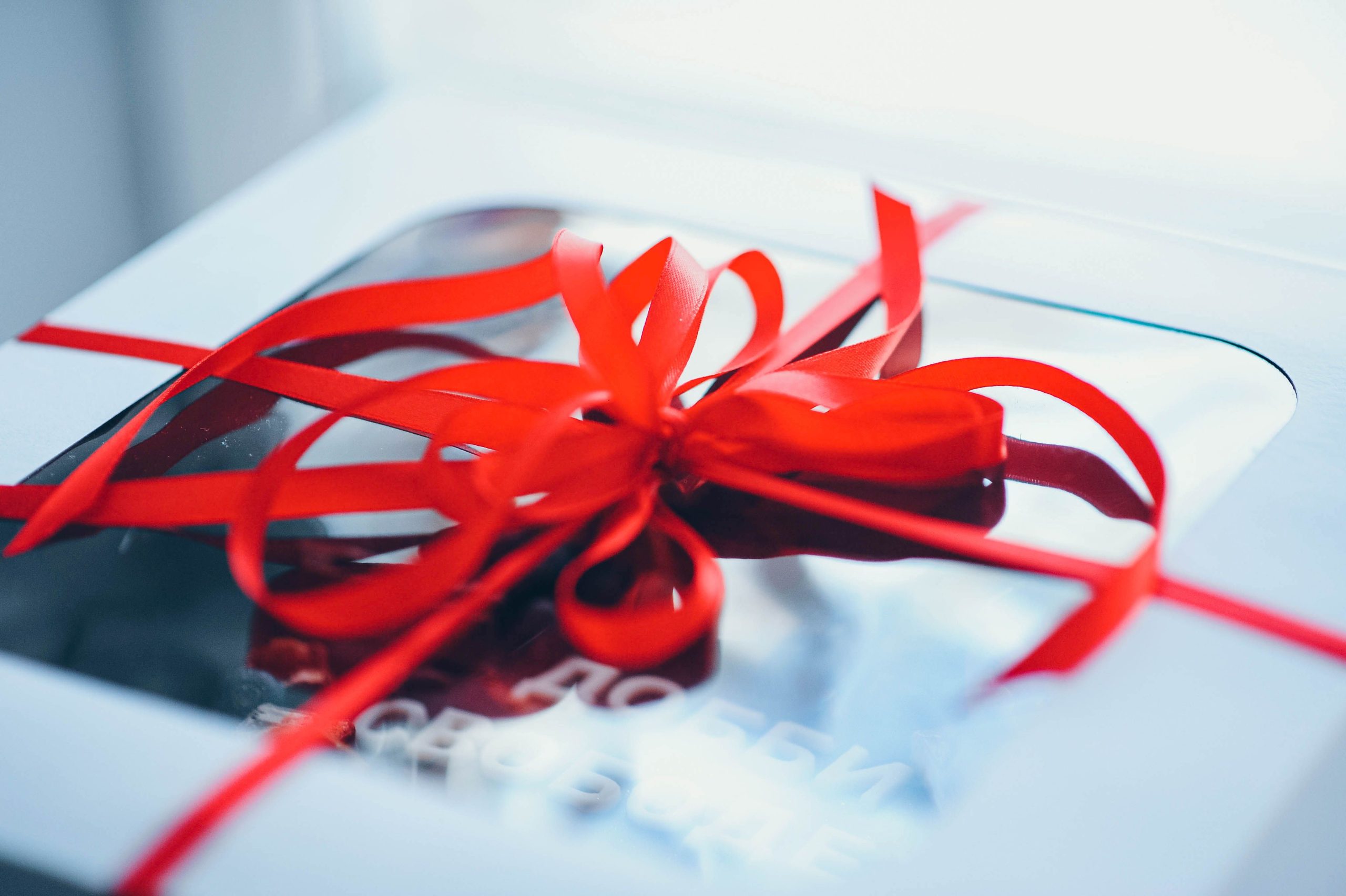 Boîte cadeau élégante ruban rouge brillant