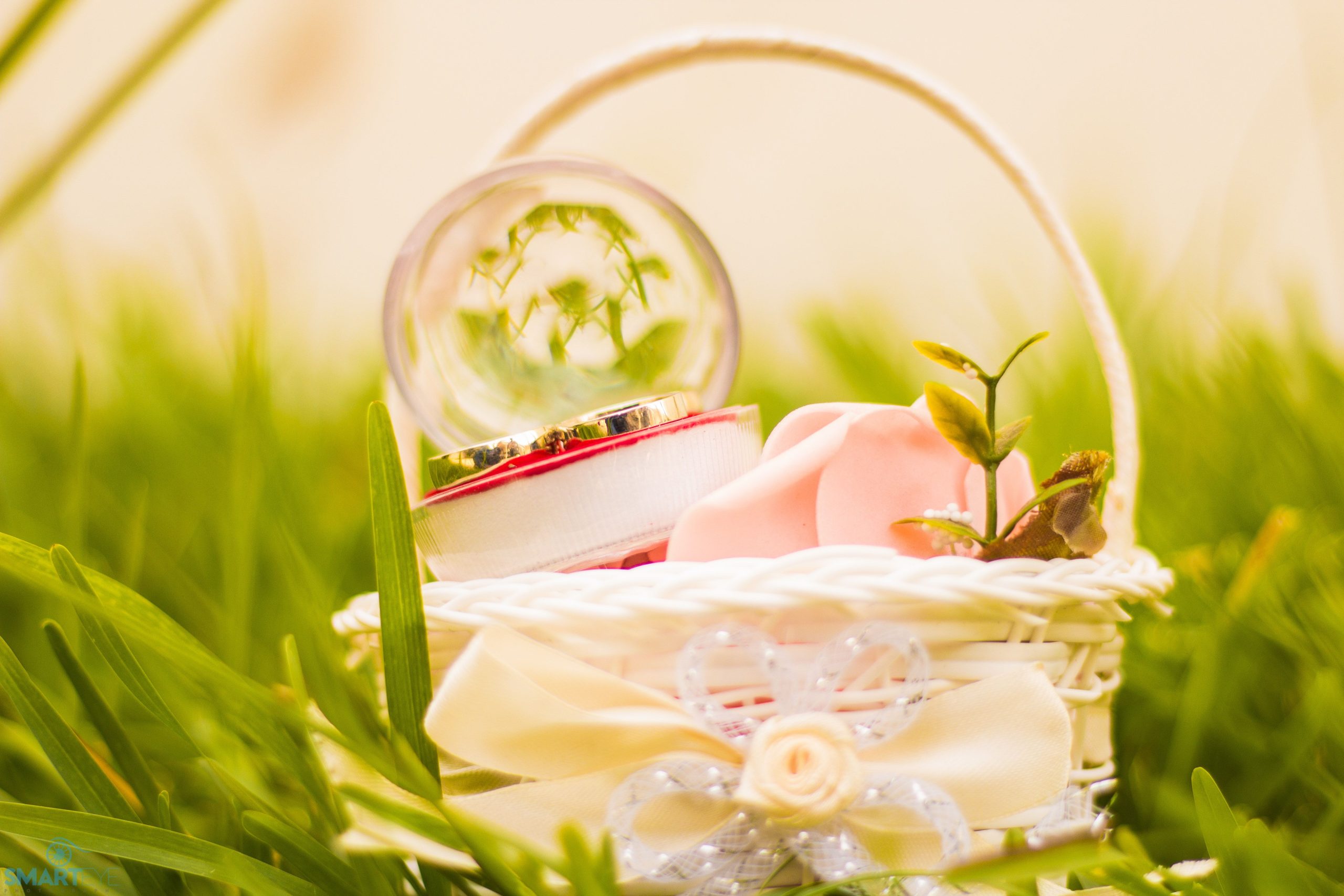 Panier cristal avec bagues et fleurs blanches