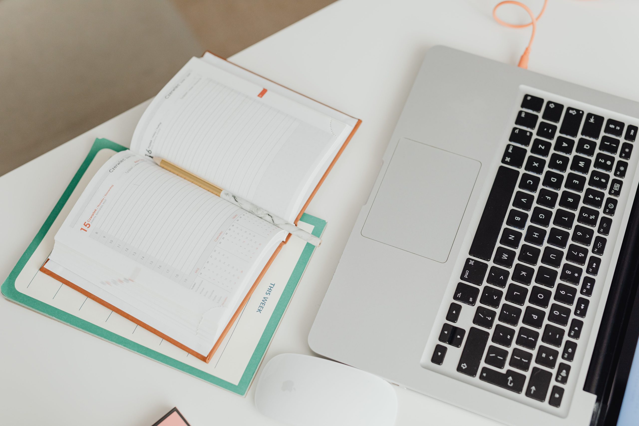 Espace de travail épuré avec ordinateur portable