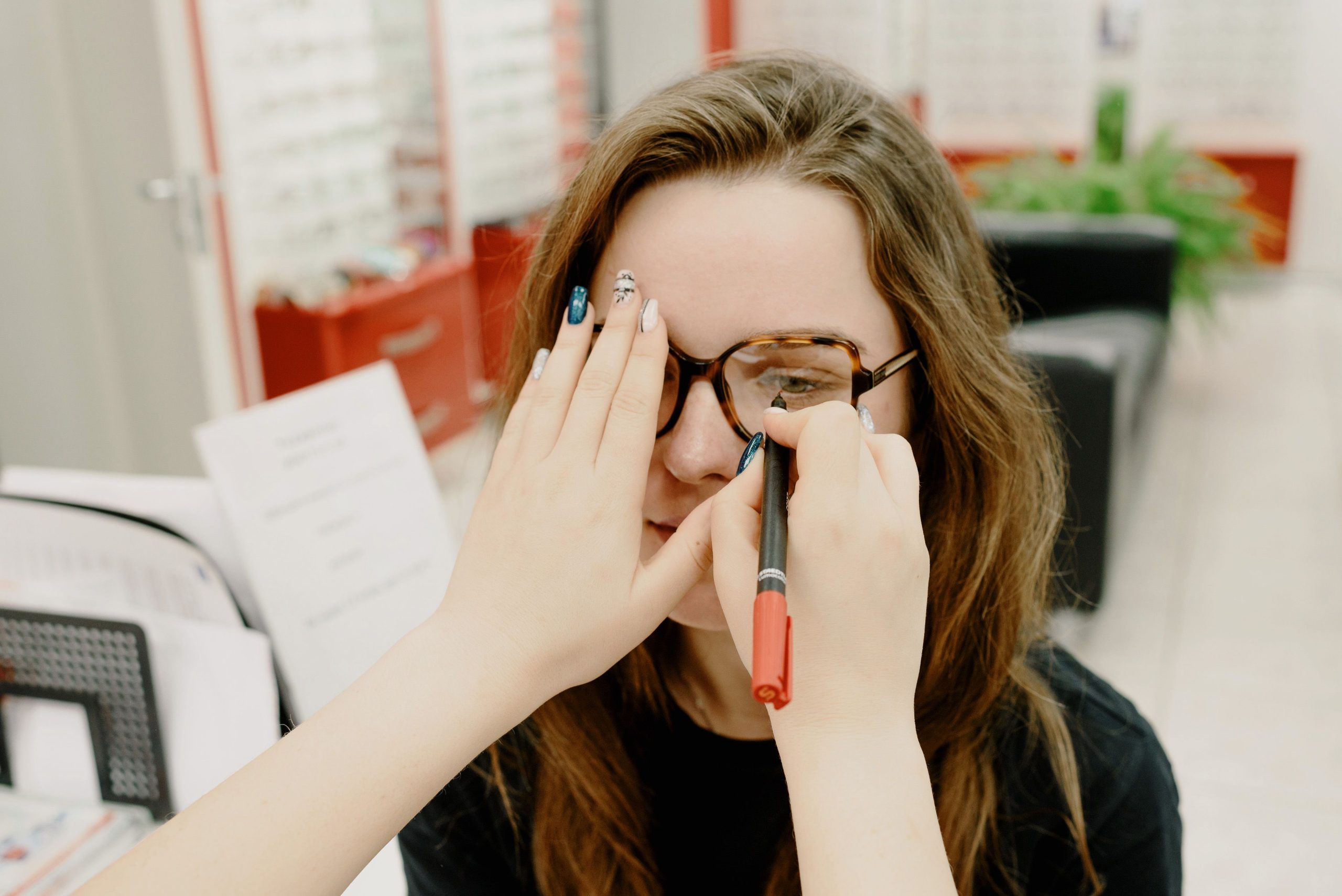 Optometriste examinant les yeux d'une patiente