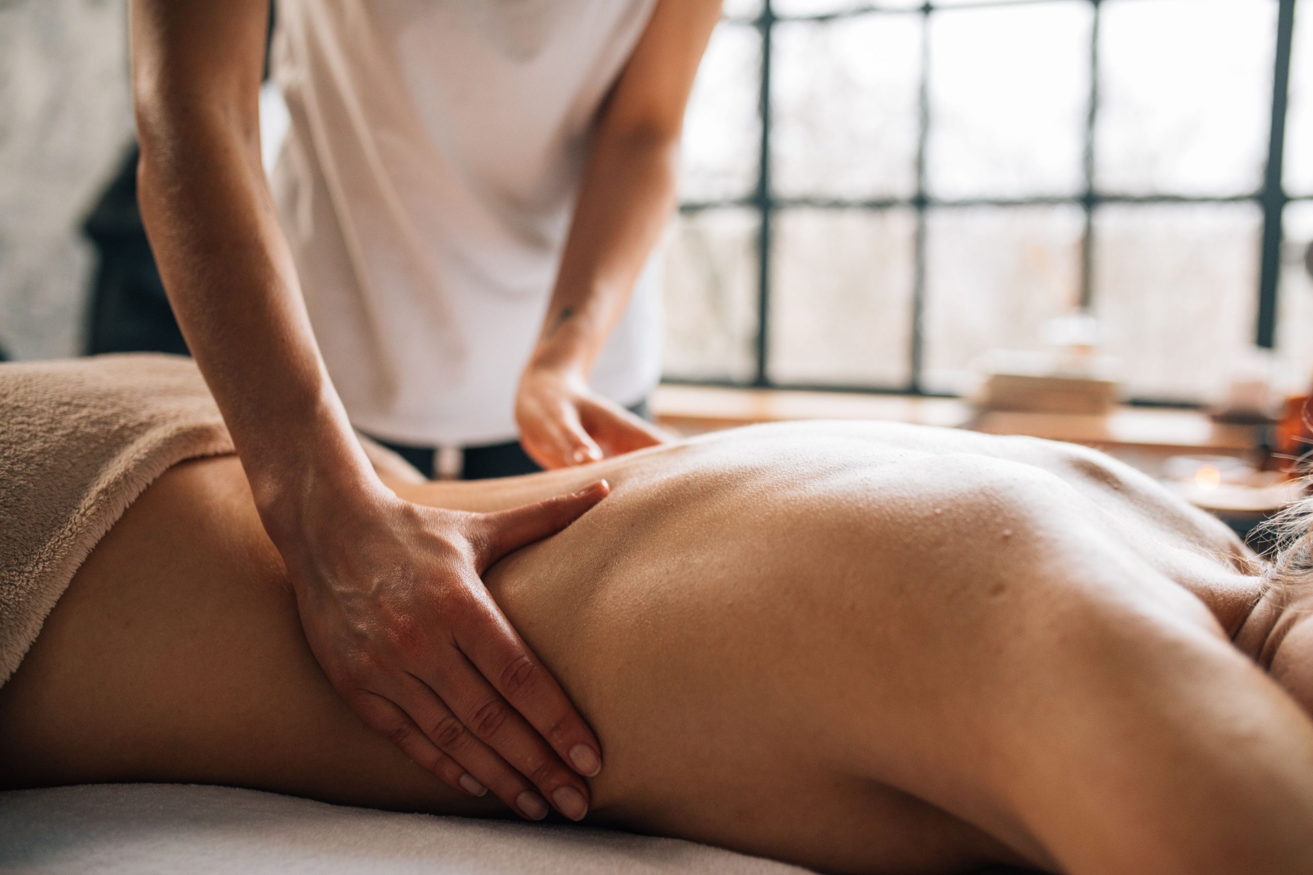 Massage complet du corps dans spa serein