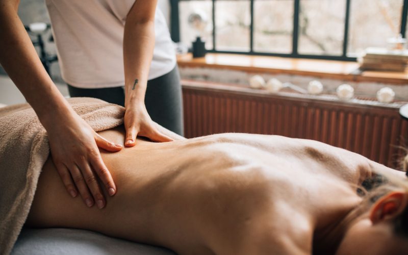 Massage lomi lomi, c&rsquo;est quoi et comment ça se déroule ?