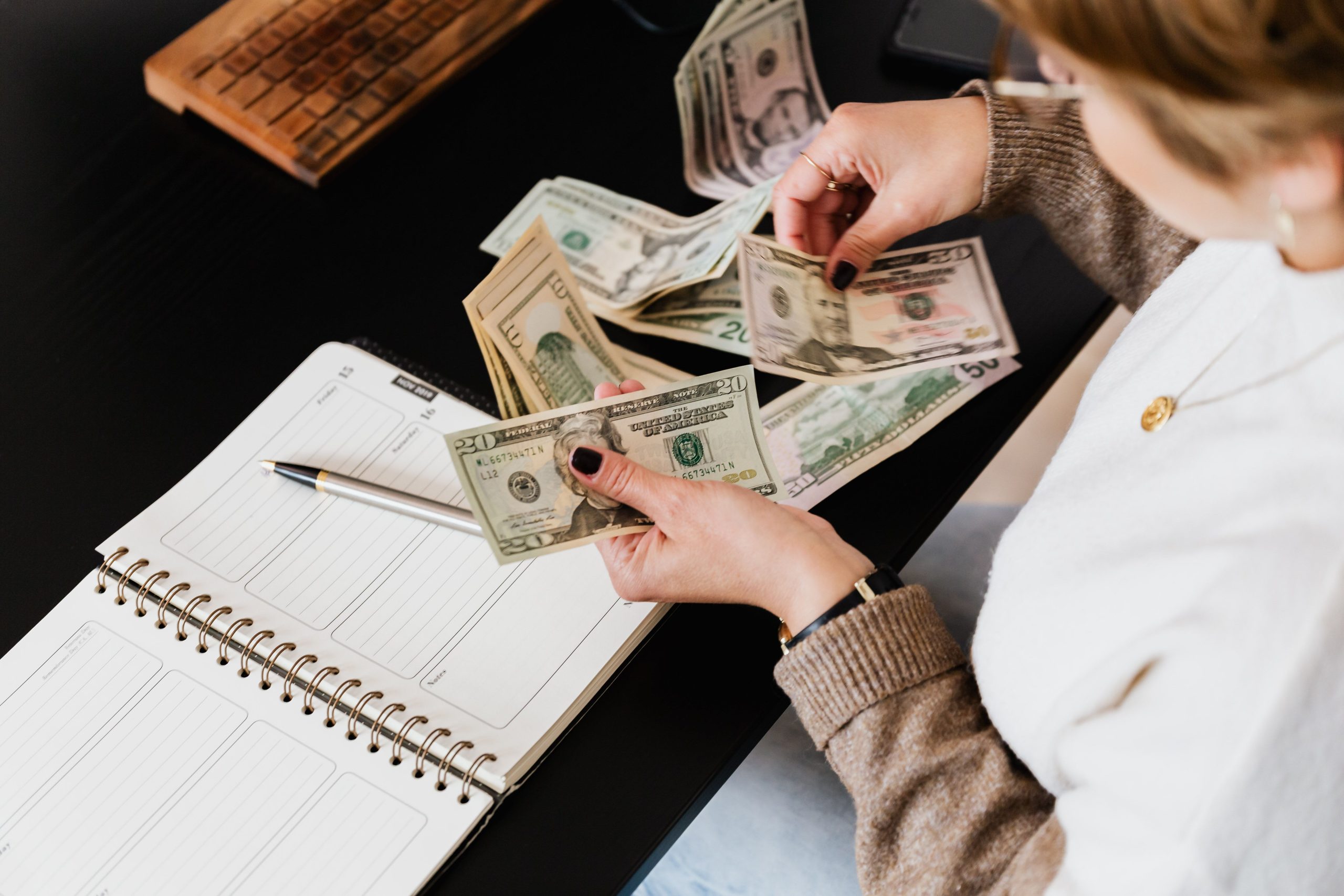 Femme organisant ses finances et billets