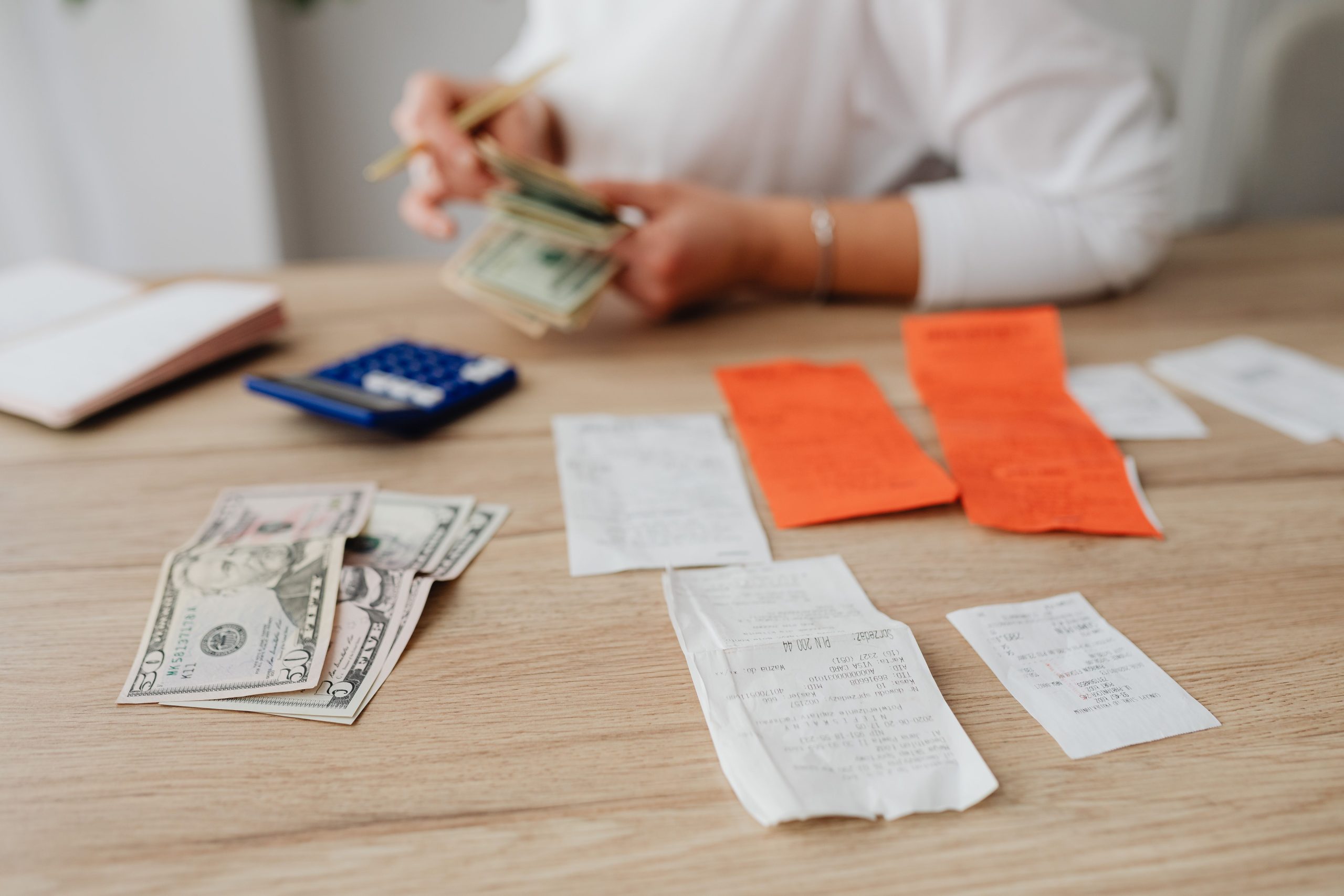 Personne planifiant son budget avec calculatrice