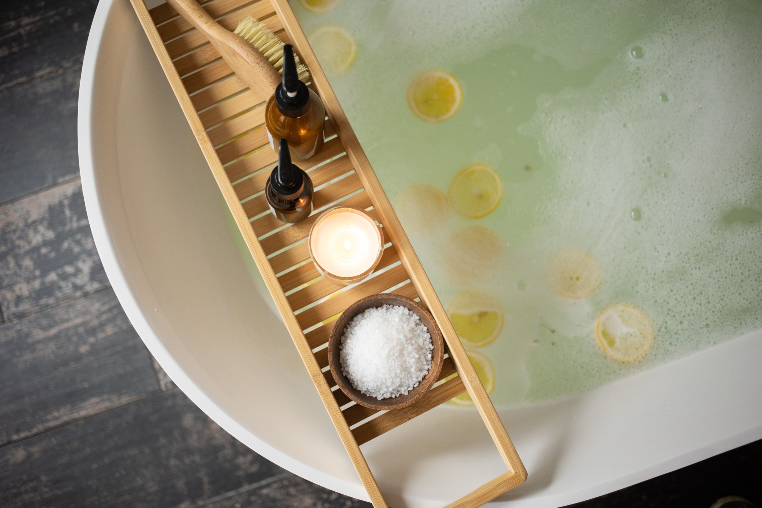 Vue dessus plateau bois sels produits cosmétiques citron
