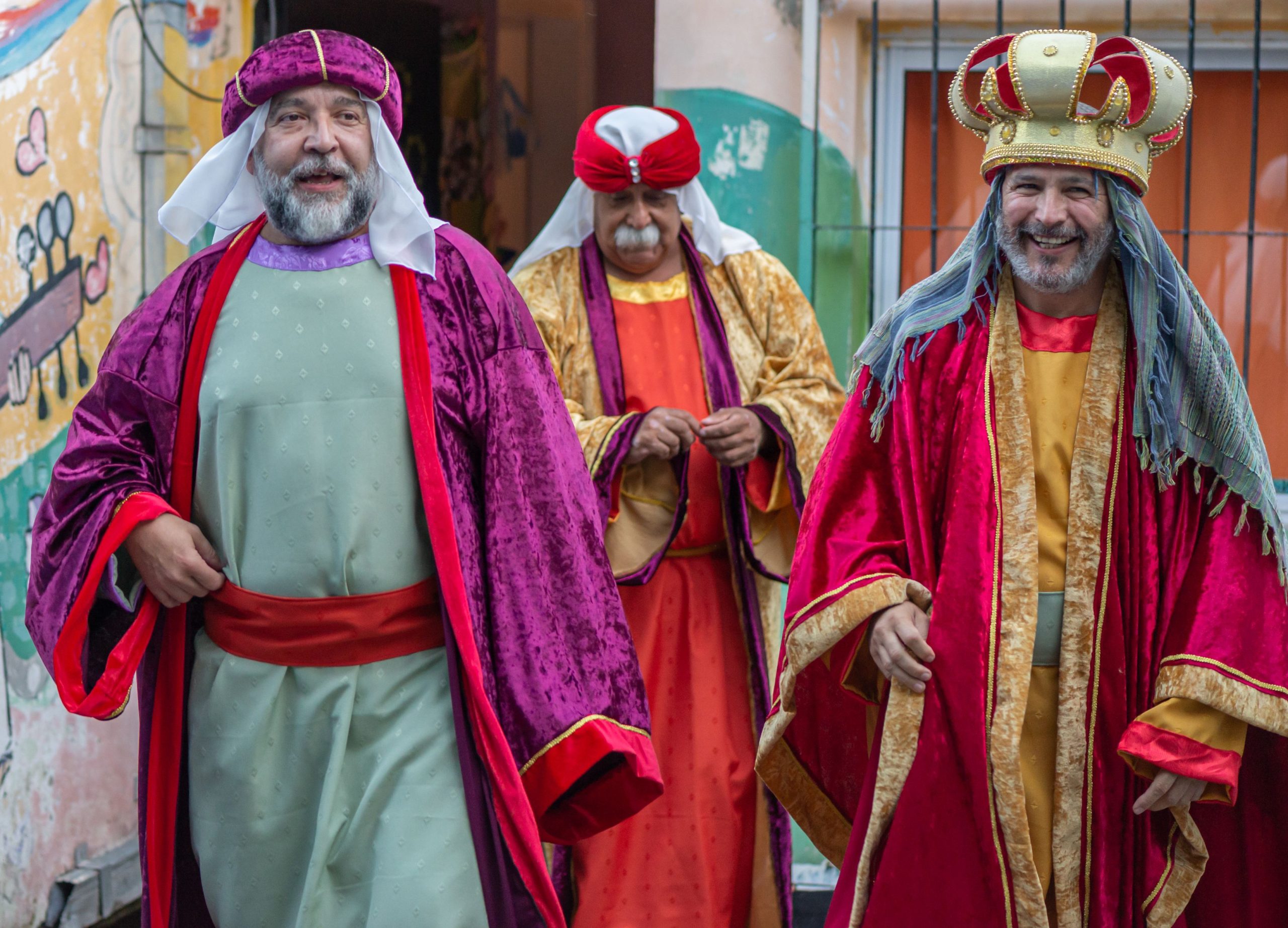 Hommes déguisés rois mages fête rue colorée