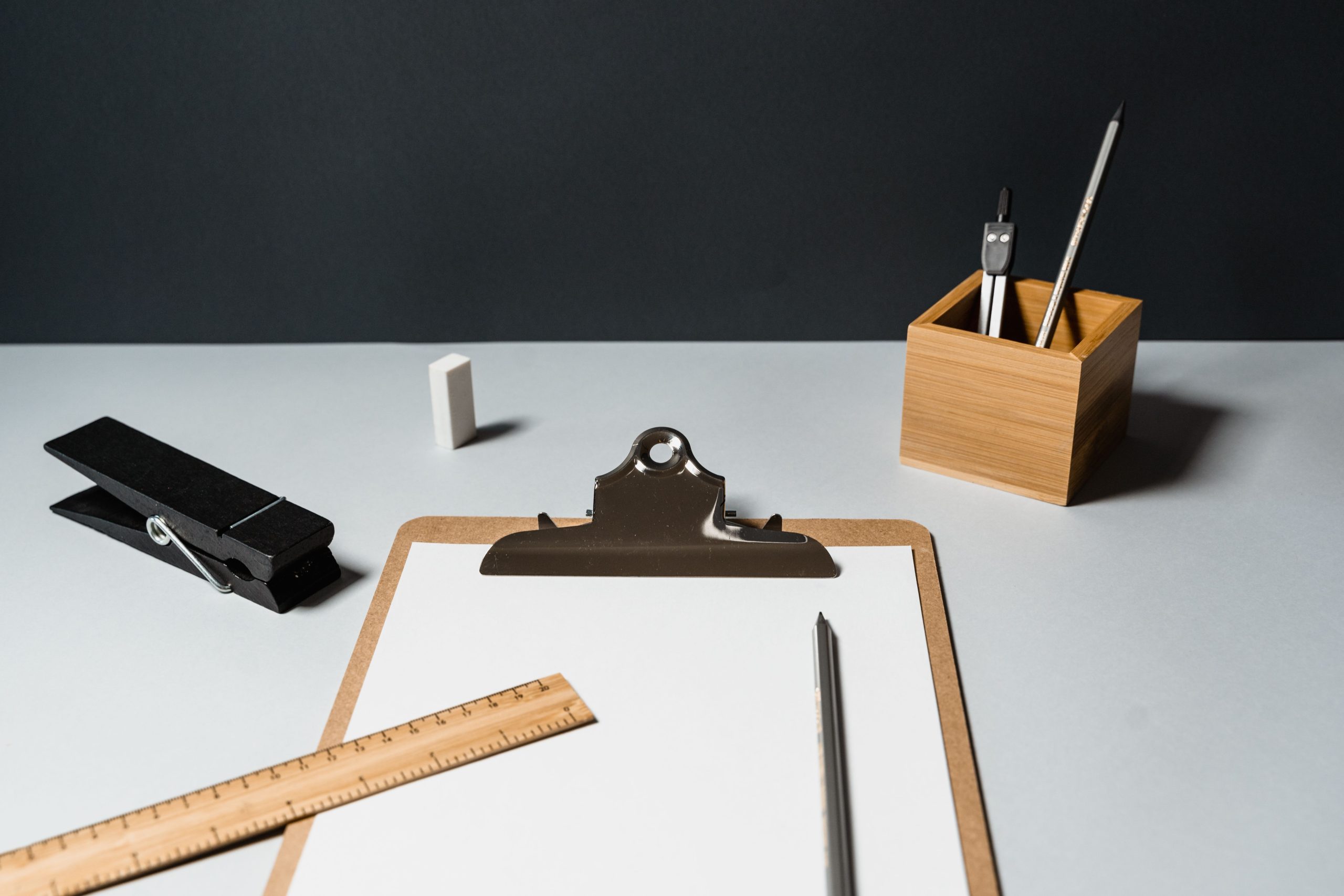 Bureau organisé avec fournitures essentielles