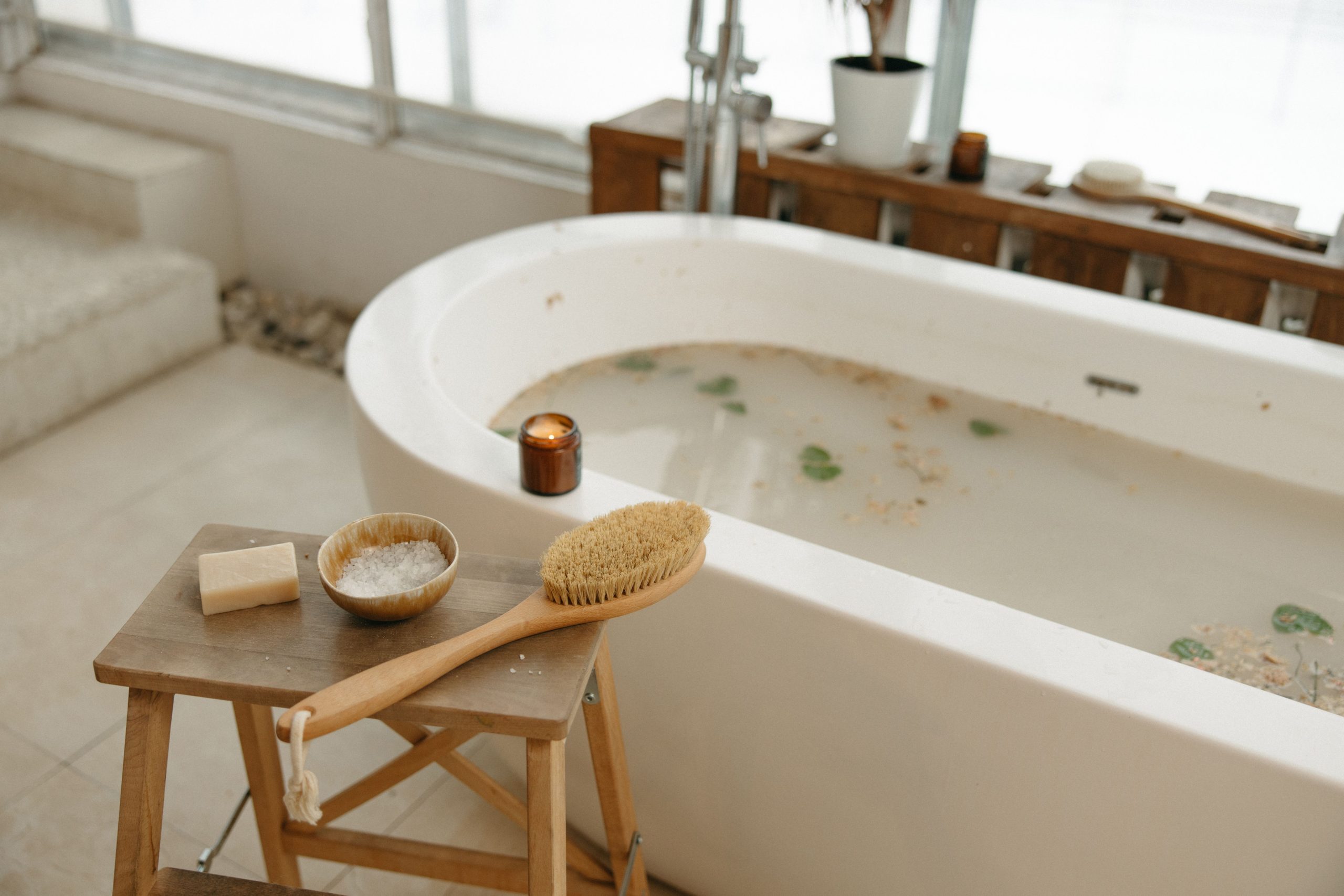 Configuration spa luxe avec savon brosse sels bougies