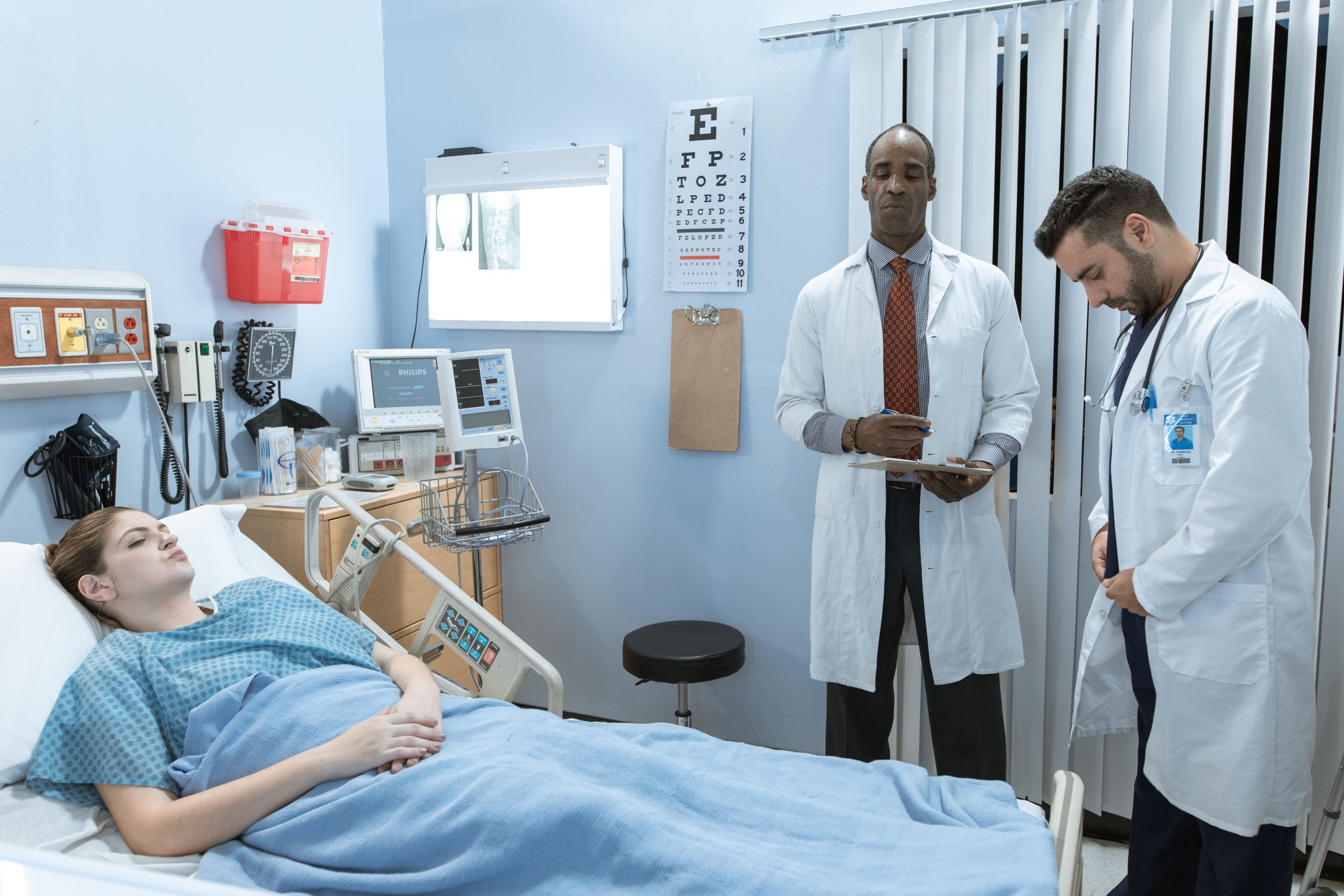 Médecins soignent patient au lit d'hôpital