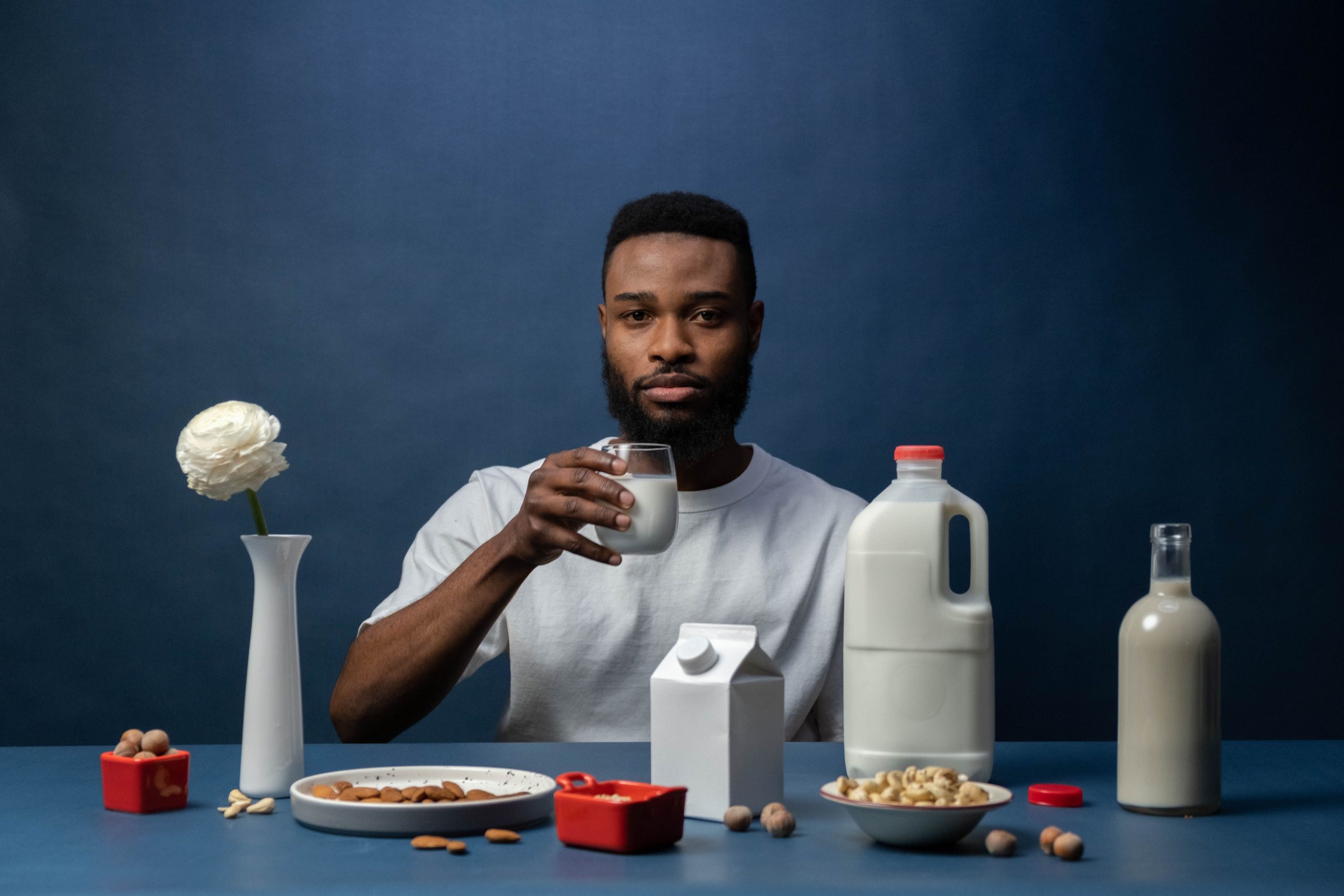 Homme avec boisson amande et petit-déjeuner sain