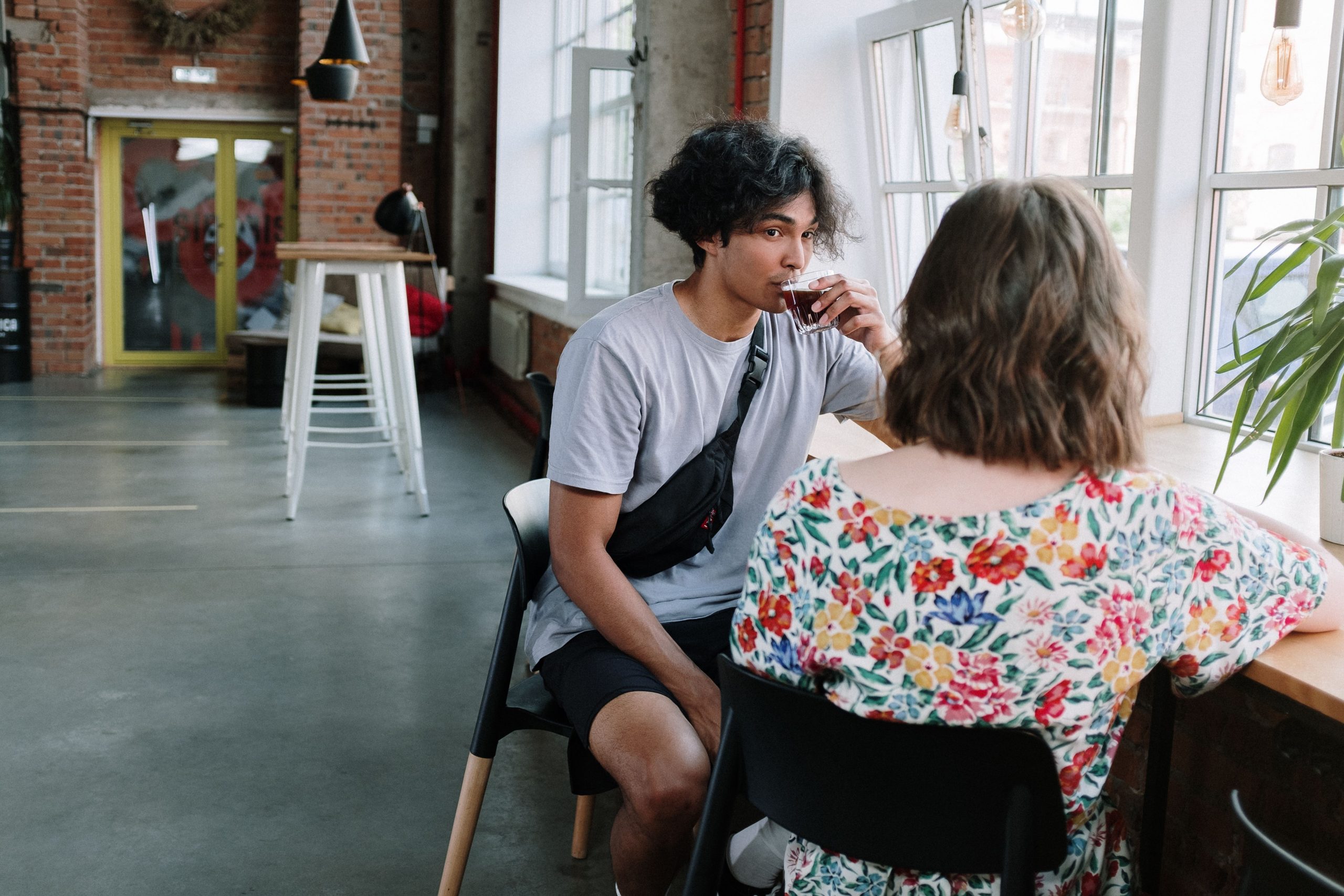 Jeunes adultes discutant autour d'un café