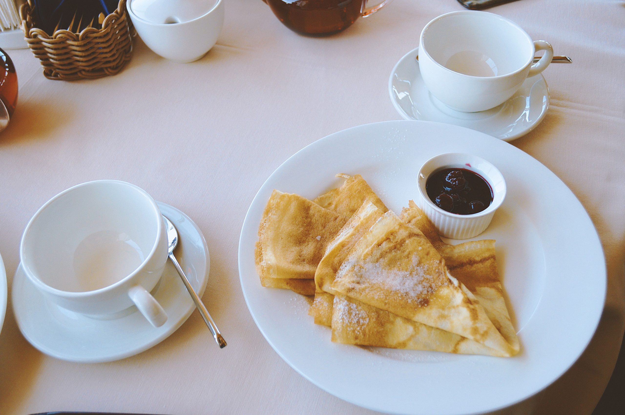Crêpes sucrées servies avec thé en petit-déjeuner