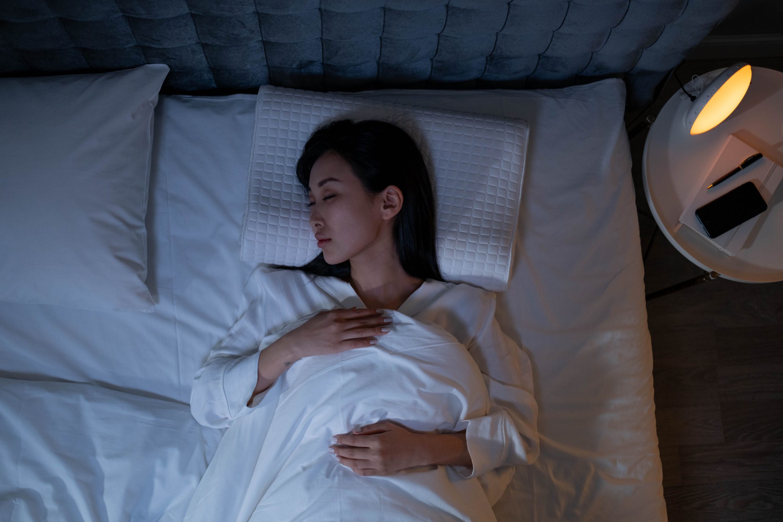 Femme détendue allongée en lumière tamisée