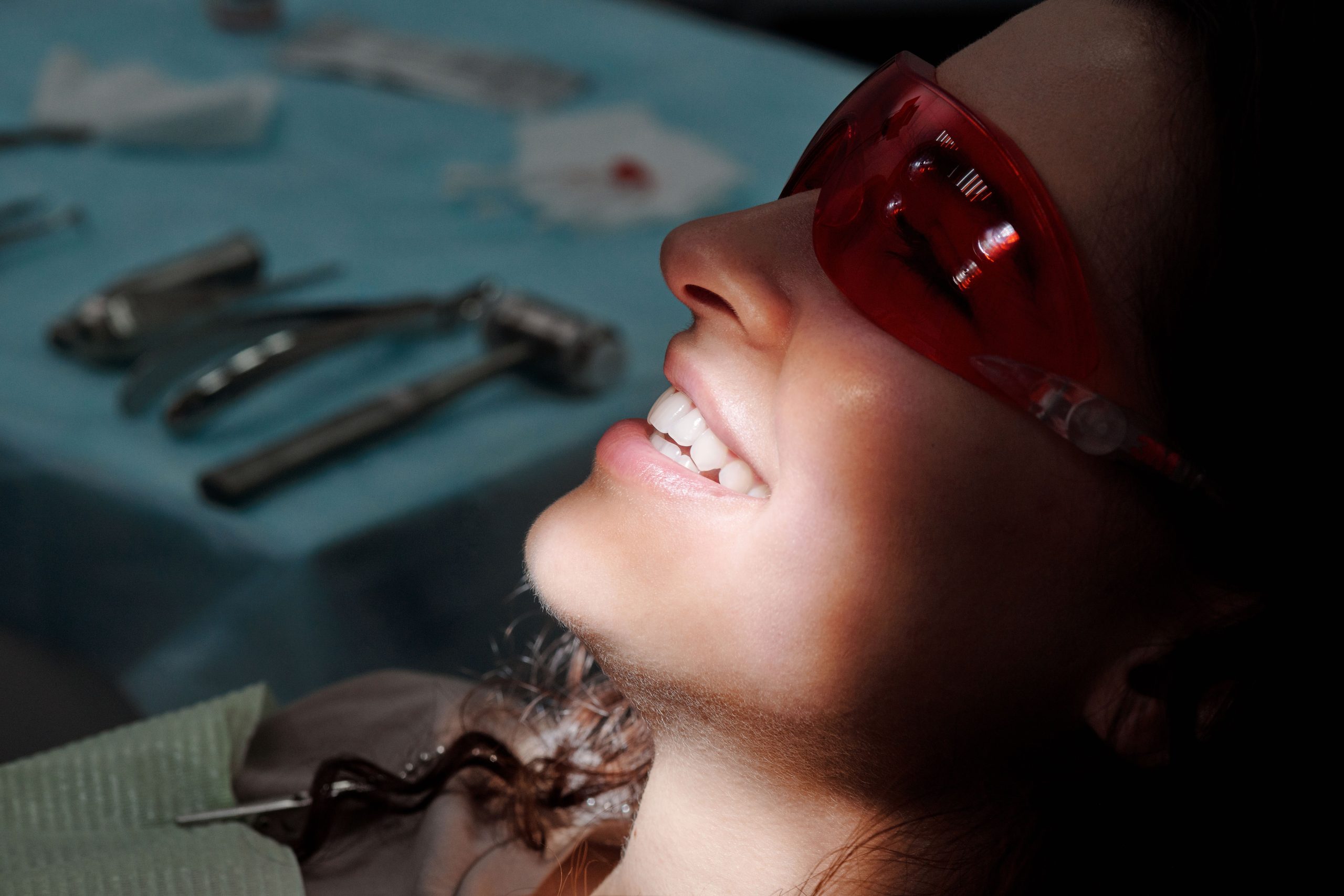 Femme souriante lors d'un contrôle dentaire