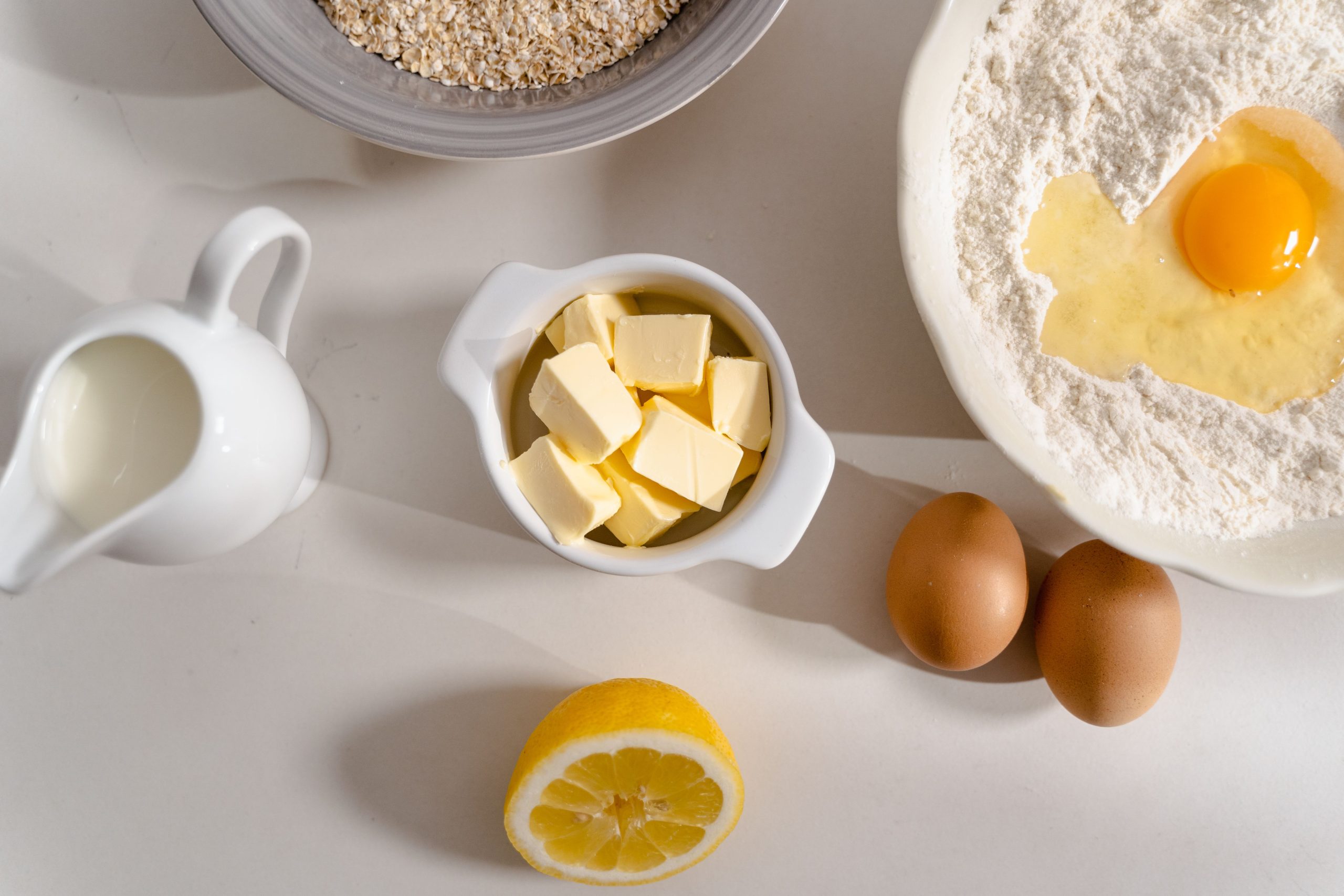 Ingrédients de pâte à crêpes : farine, œufs, beurre, citron