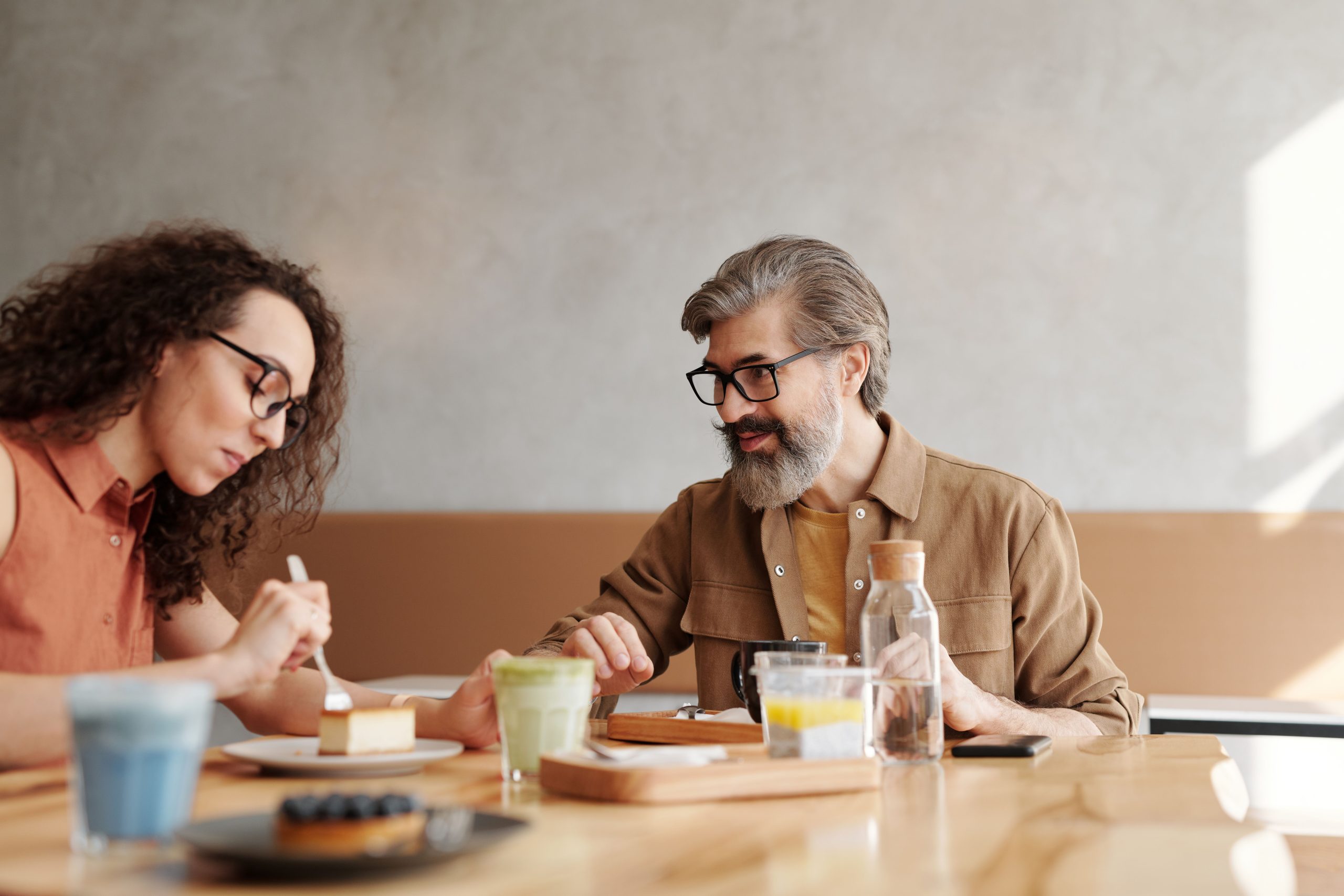 Homme et femme partageant un dessert en discutant