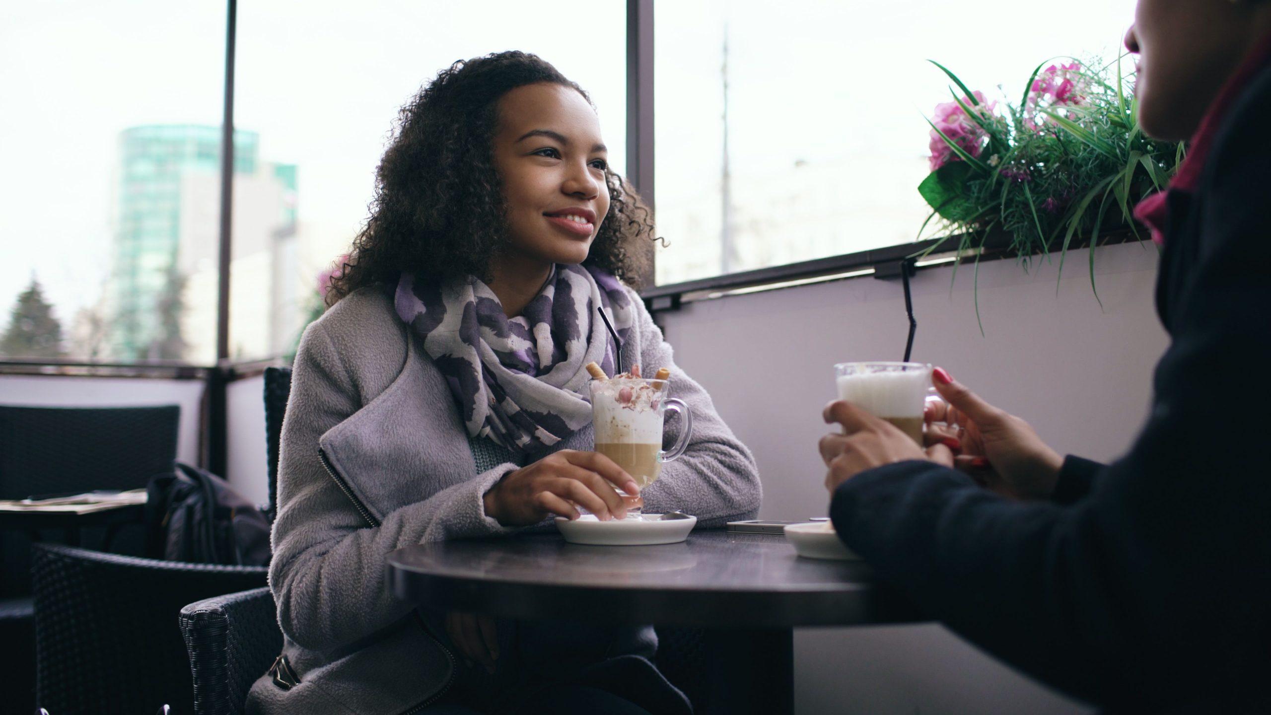 Deux adultes profitant d'un café en discutant