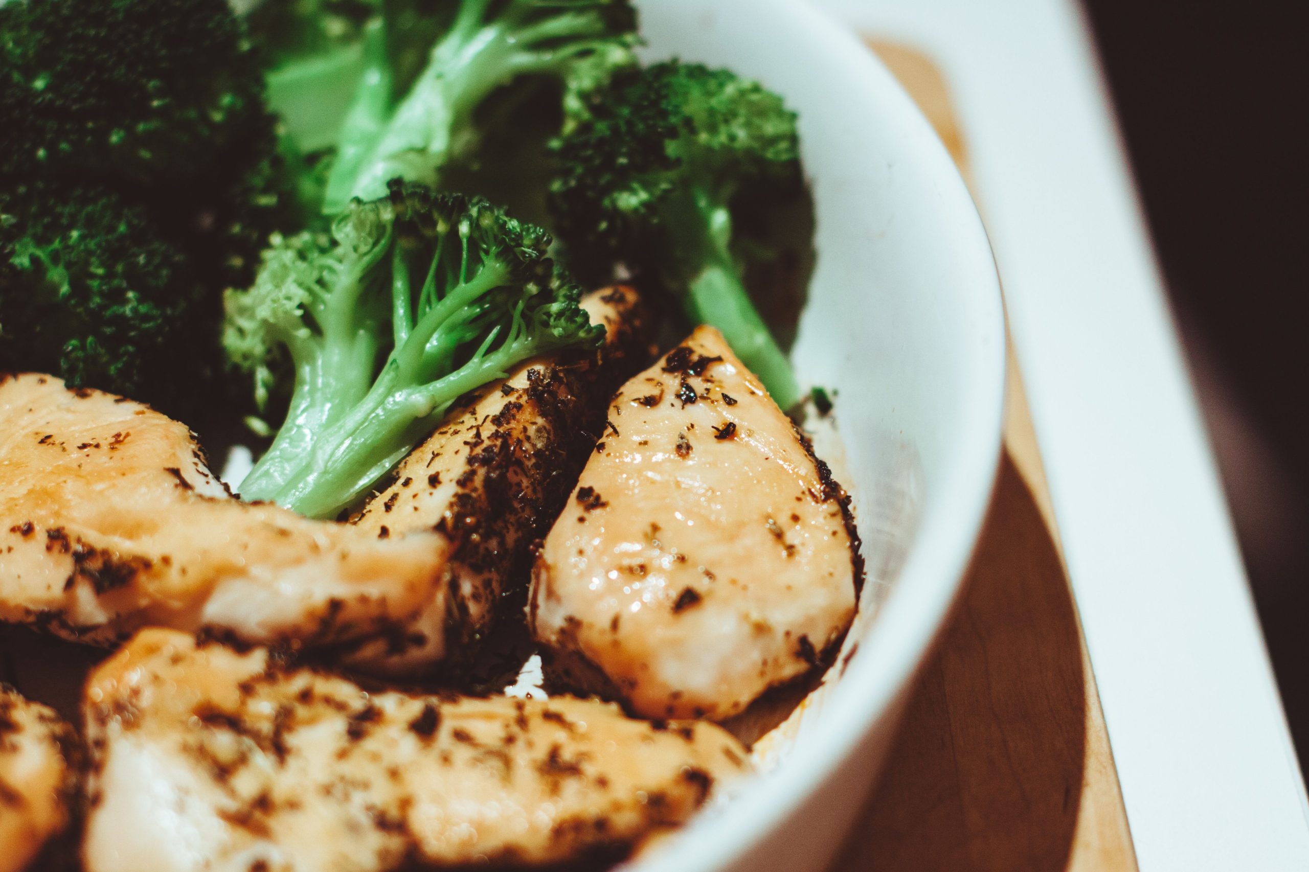 Plat maison de poulet et brocoli pour un repas sain