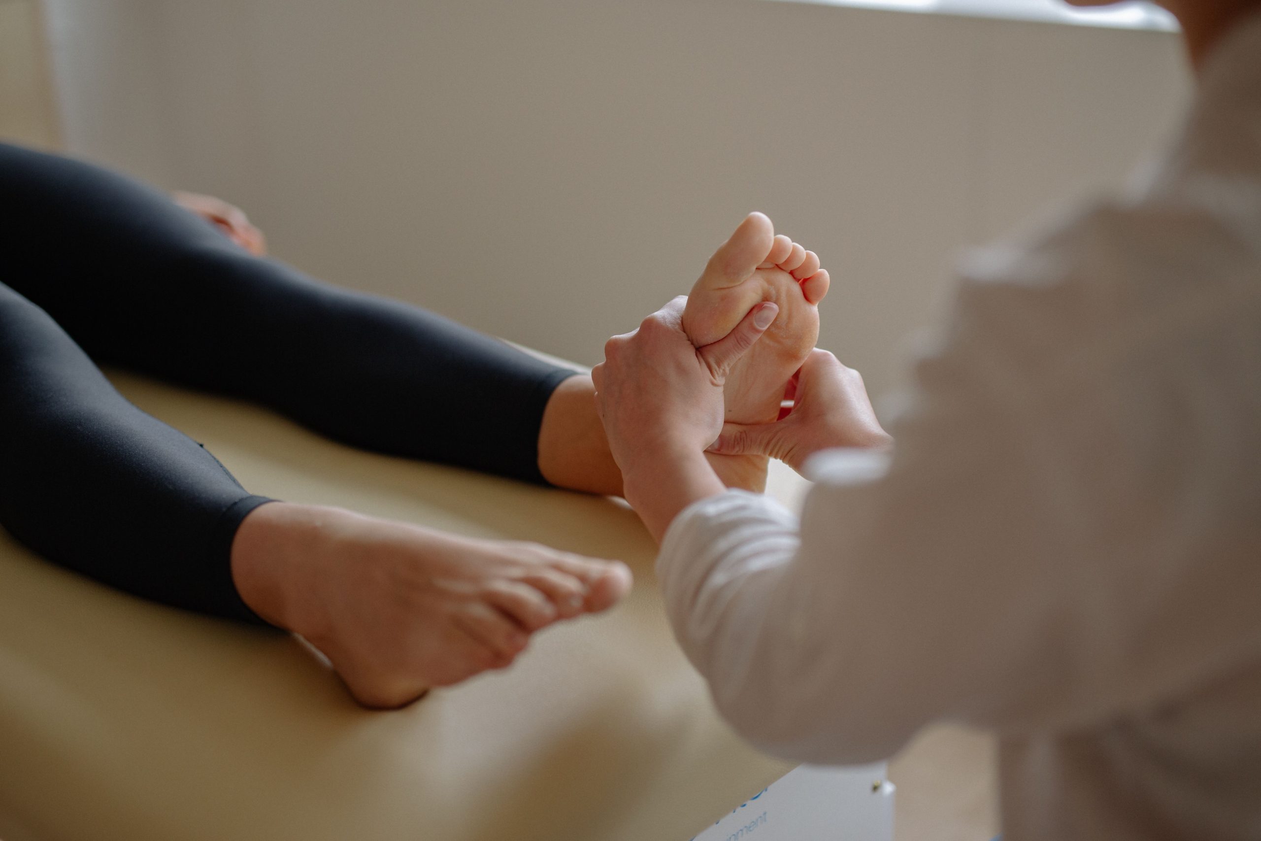 Séance de massage thérapeutique des pieds en gros plan