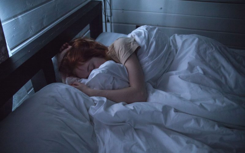 Pourquoi transpirez-vous autant la nuit, et que faire ?