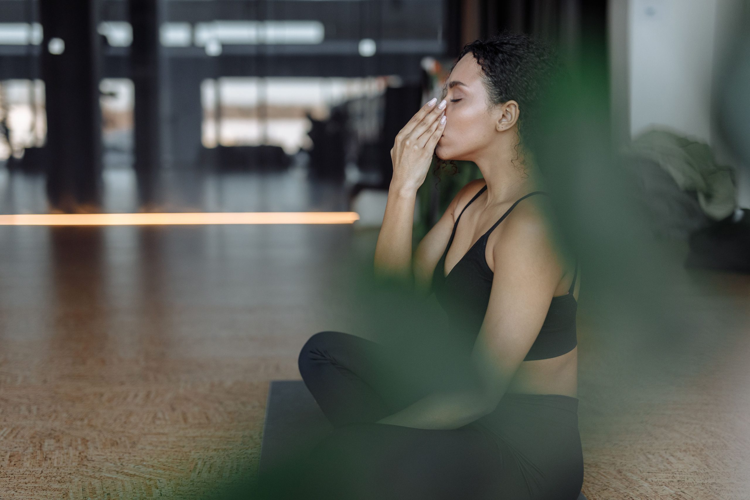 Femme paisible pratiquant le yoga les yeux fermés
