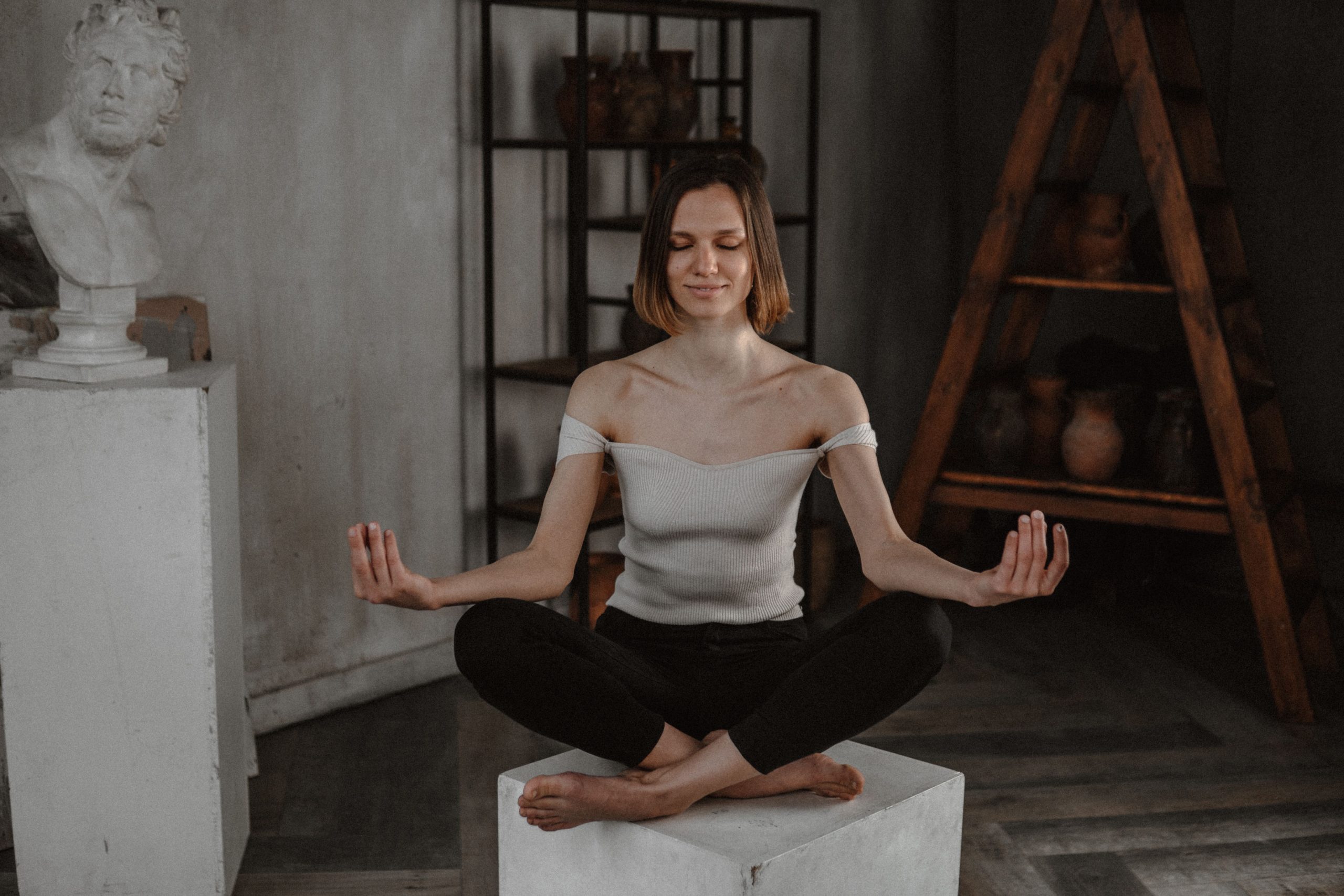 Moment de méditation dans un studio épuré
